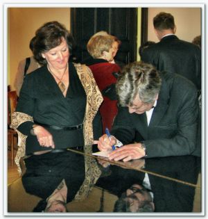 Po koncercie wielu słuchaczy prosiło Mistrza o pamiątkowe autografy. Fot. Anna Jełłaczyc.